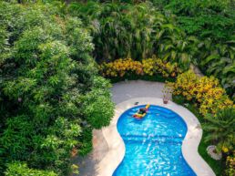 Un hombre se baña en una piscina en Costa Rica