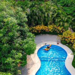Un hombre se baña en una piscina en Costa Rica