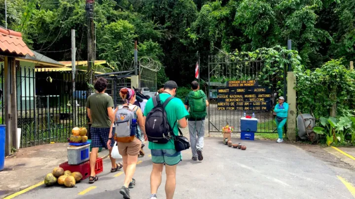 Un grupo de amigos camina hacia el interior del Parque Nacional Manuel Antonio de Costa Rica