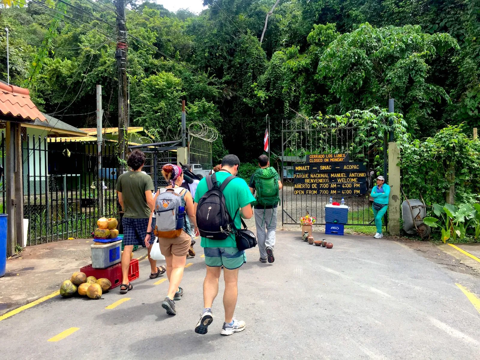 Un grupo de amigos camina hacia el interior del Parque Nacional Manuel Antonio de Costa Rica