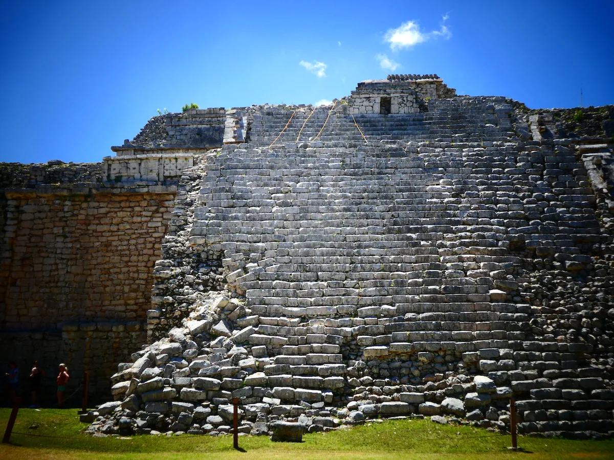 vista de una pirámide derruida en chichén itzá