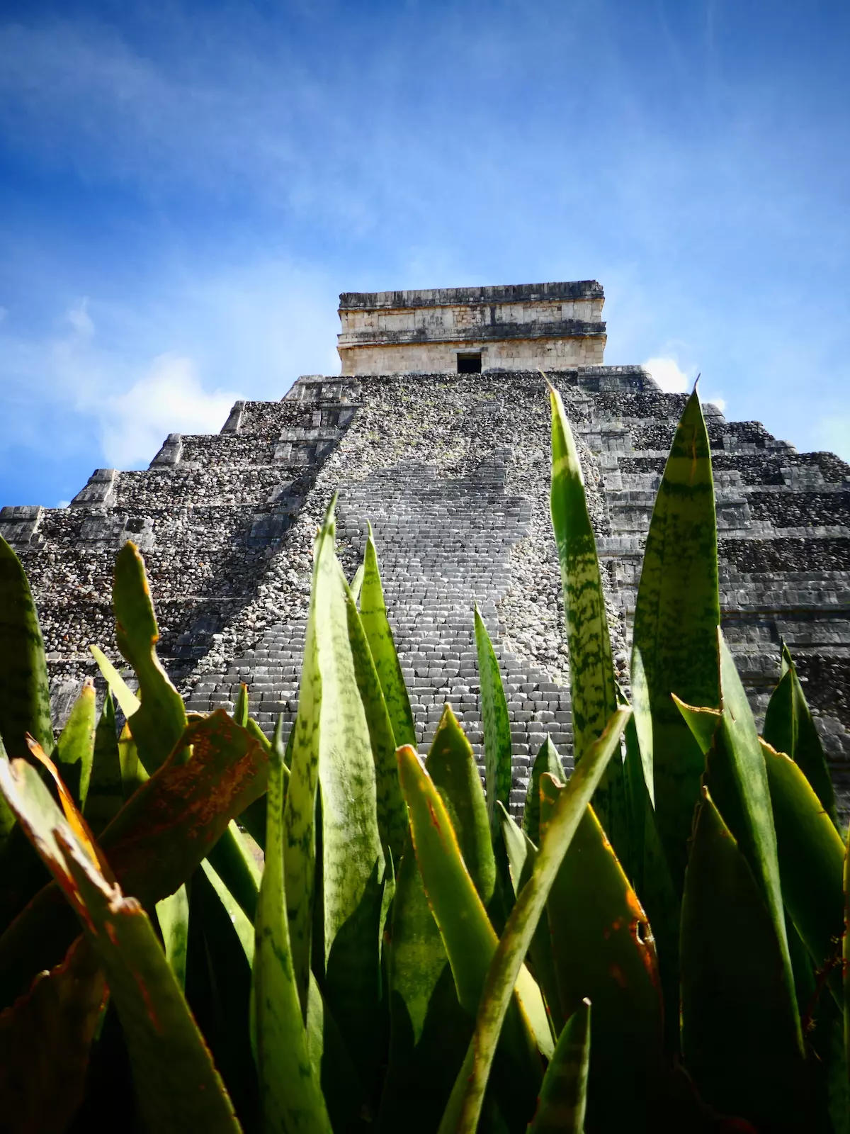 vista de la piramide del adivino de chichén itzá
