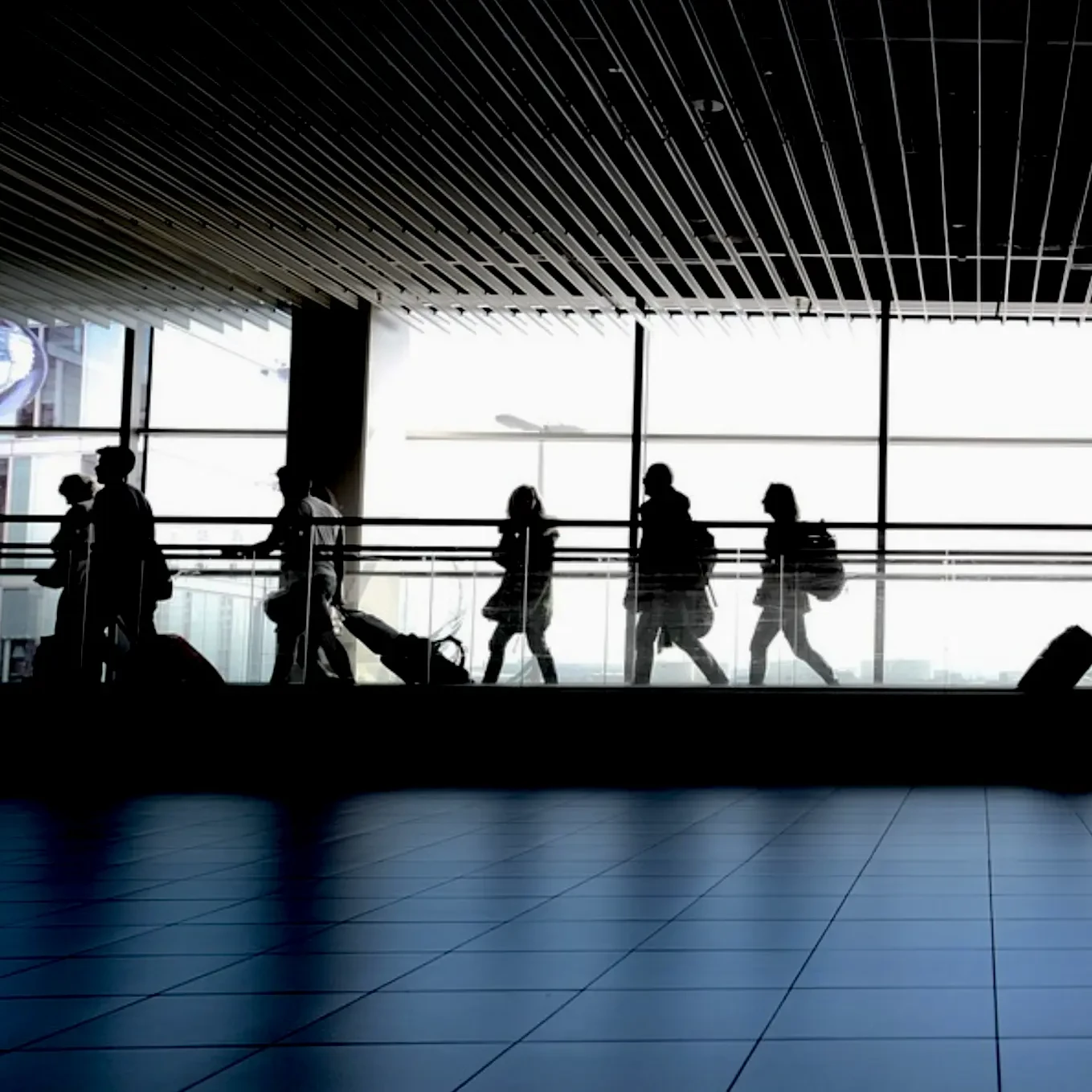 gente con maletas en un aeropuerto