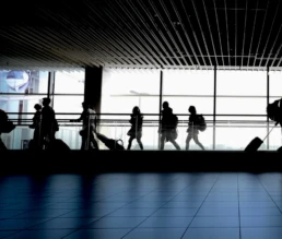 gente con maletas en un aeropuerto