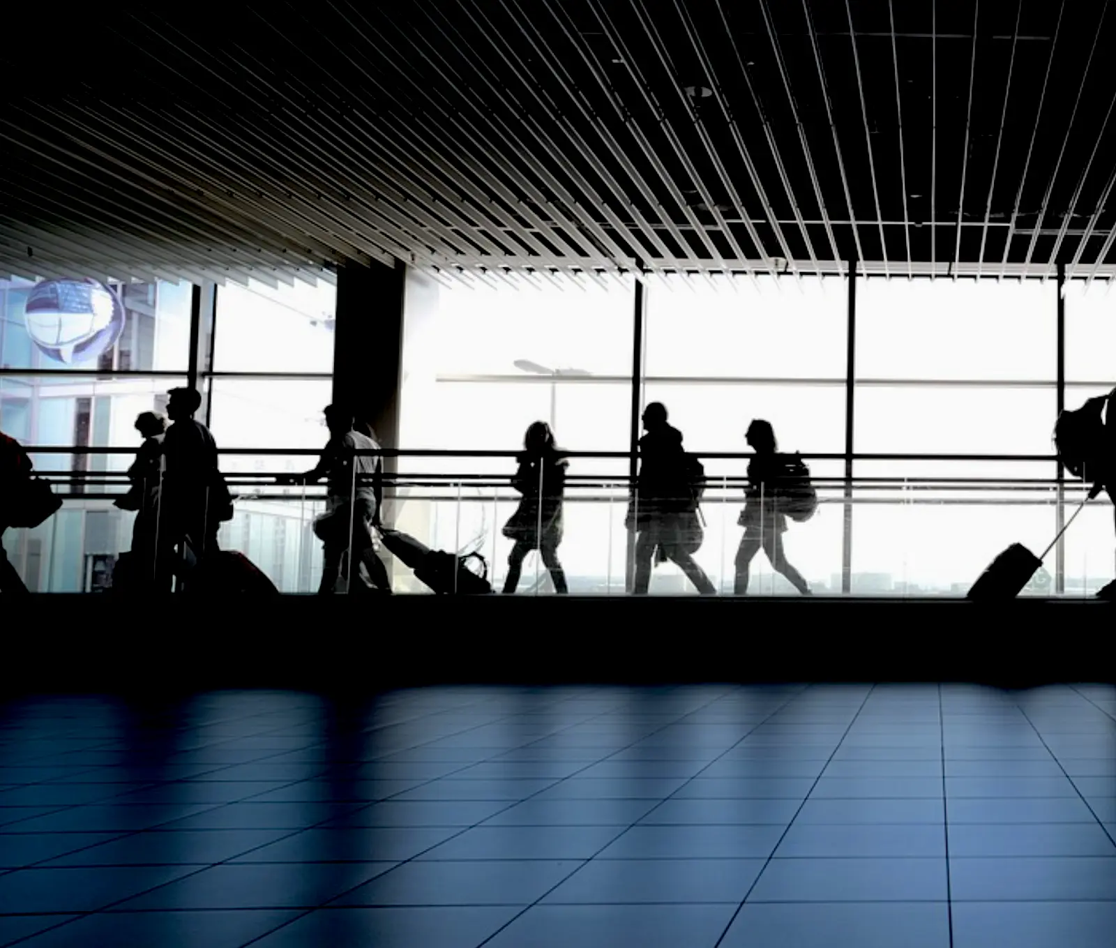 gente con maletas en un aeropuerto