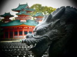 dragón y templo en Kioto