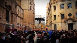 trono en málaga junto catedral